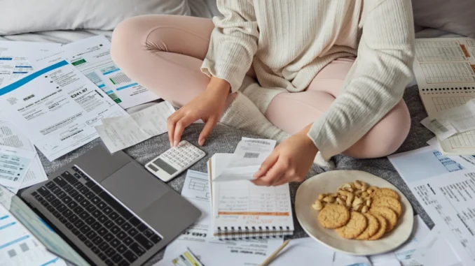 Dossier de surendettement, papier et calculette