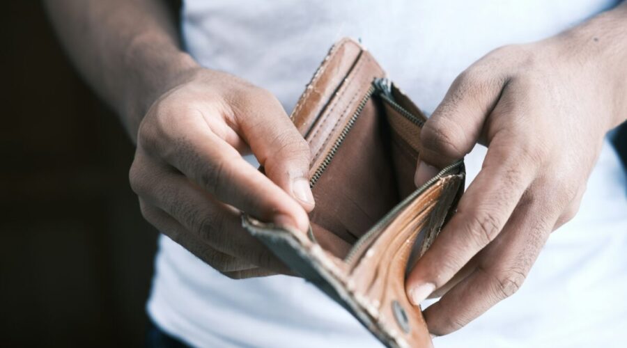 Comment Sortir de la Précarité : Solutions Pratiques pour Améliorer Votre Situation